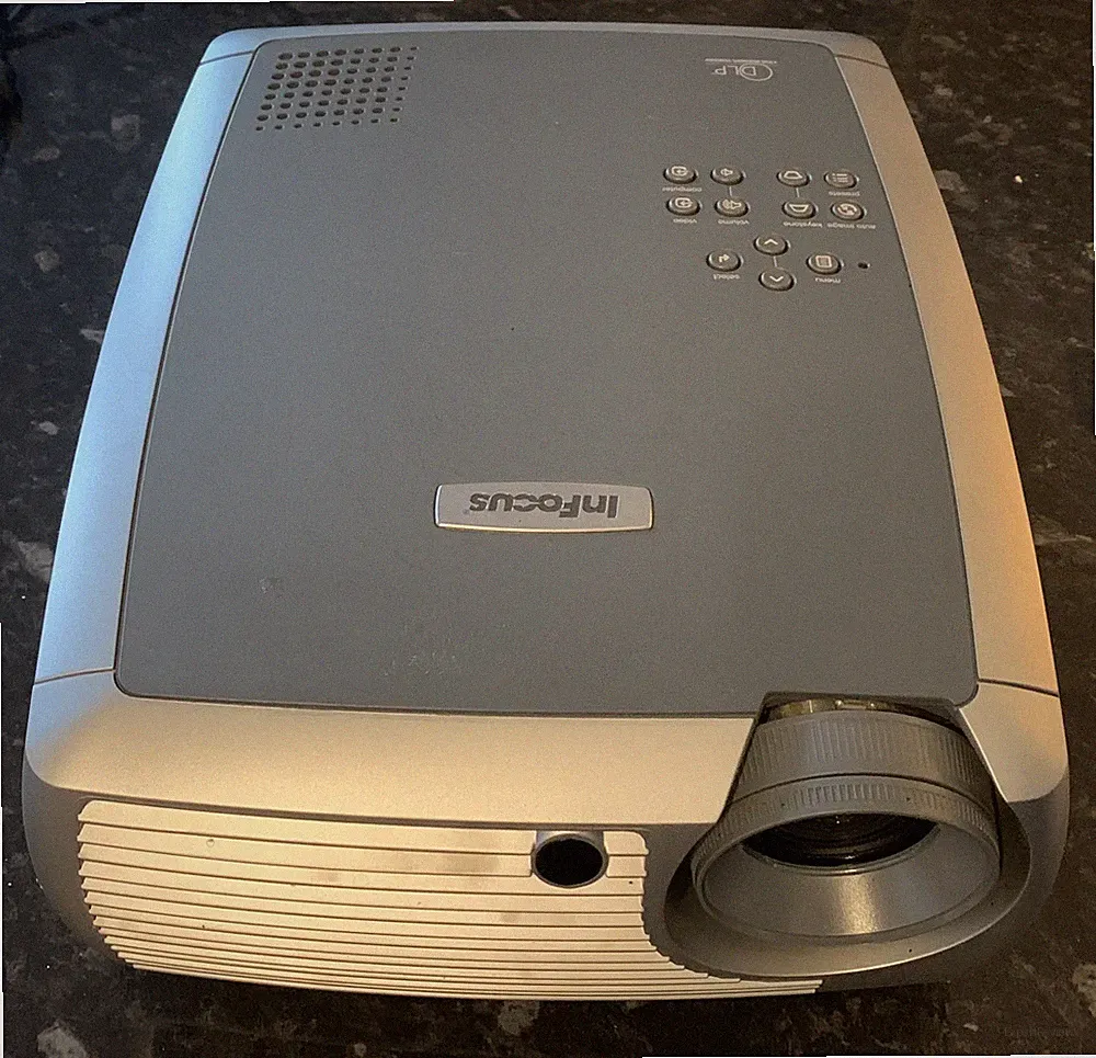 2003 INFOCUS X1 DLP VINTAGE RETRO PROJEKTOR MIT FERNBEDIENUNG VGA 1172hrs gebraucht *RAR*