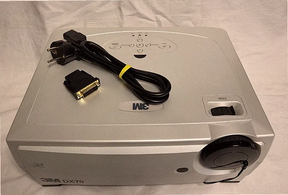 3M DX70 DLP Projector Beamer , Kontrast 2500:1 ,Ansi-Lumen 3800 mit HDMI Adapter