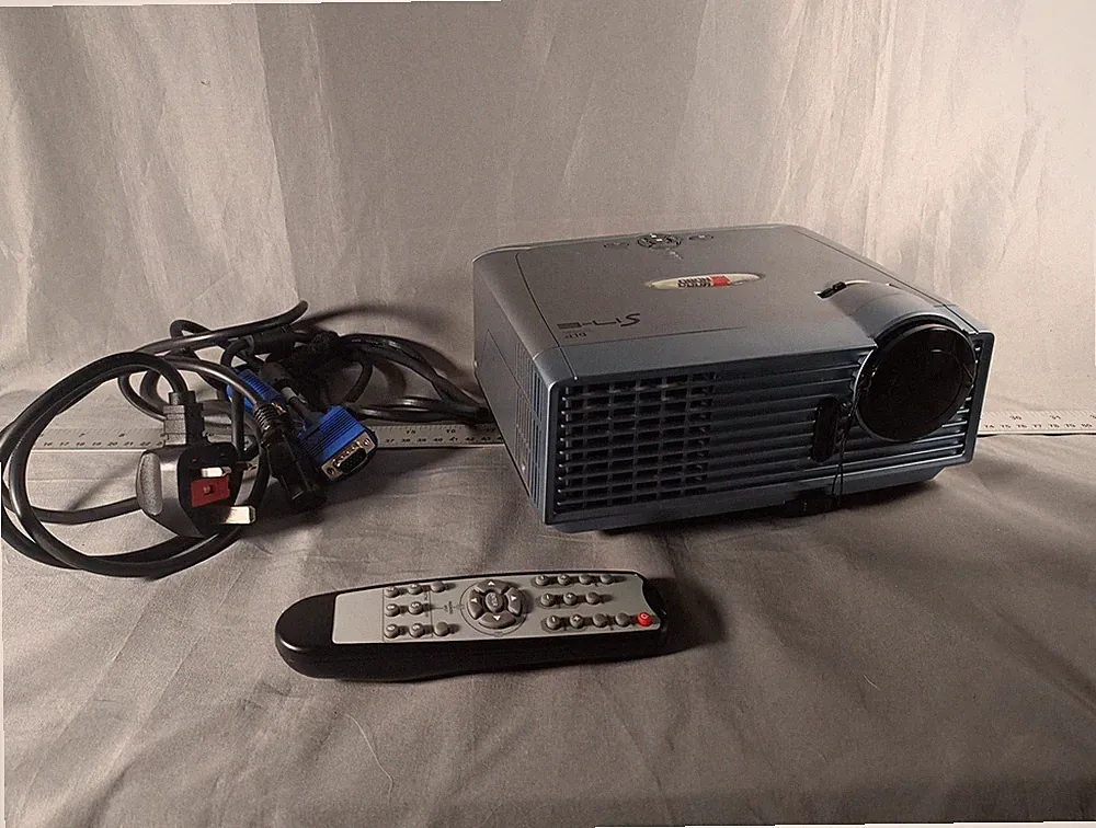 ACCO NOBO DLP X17E X17-E Projektor, Fernbedienung, Tasche und alle Kabel