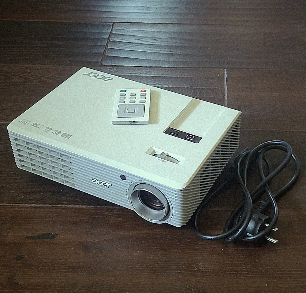 Acer H5360BD Desktop Projektor/Beamer Weiß mit Fernbedienung