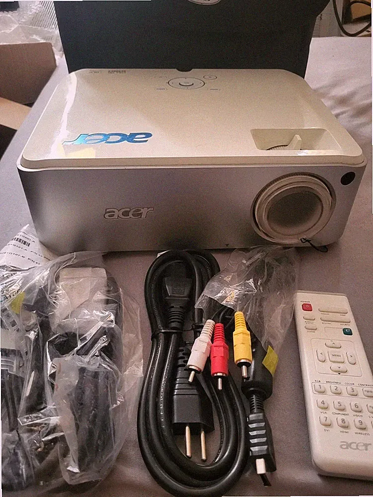 Acer H7530D 1080p FullHD HDMI DLP Beamer - erst 360 Betriebsstunden
