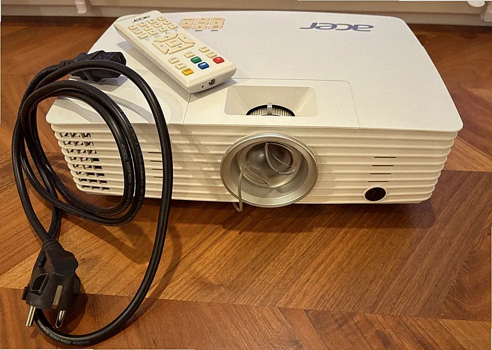 Acer P1185 Heimkino & Business Beamer, inkl.Zubehör - Top Zustand