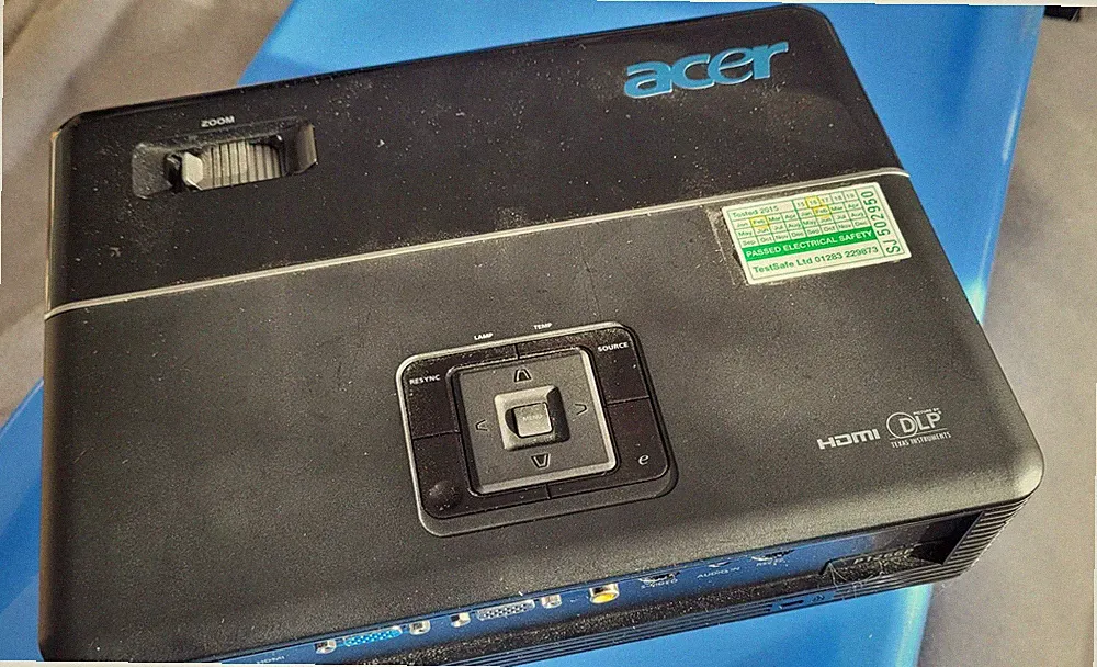 ACER P1266B VIDEOPROJEKTOR - mit Koffer, Stromkabel und VGI und HDMI Kabel