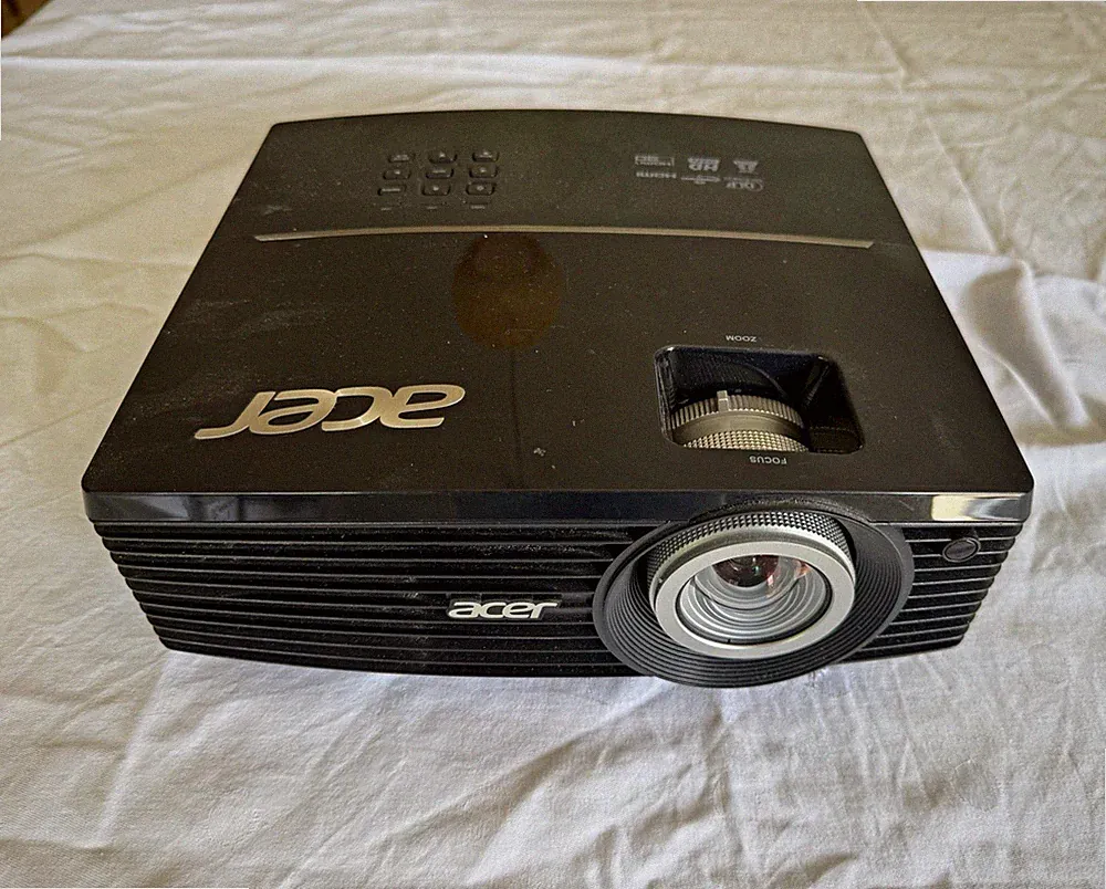 Acer P5307WB DLP Beamer WXGA 3000 ANSI HDMI VGA USB LAN S-Video 16:10