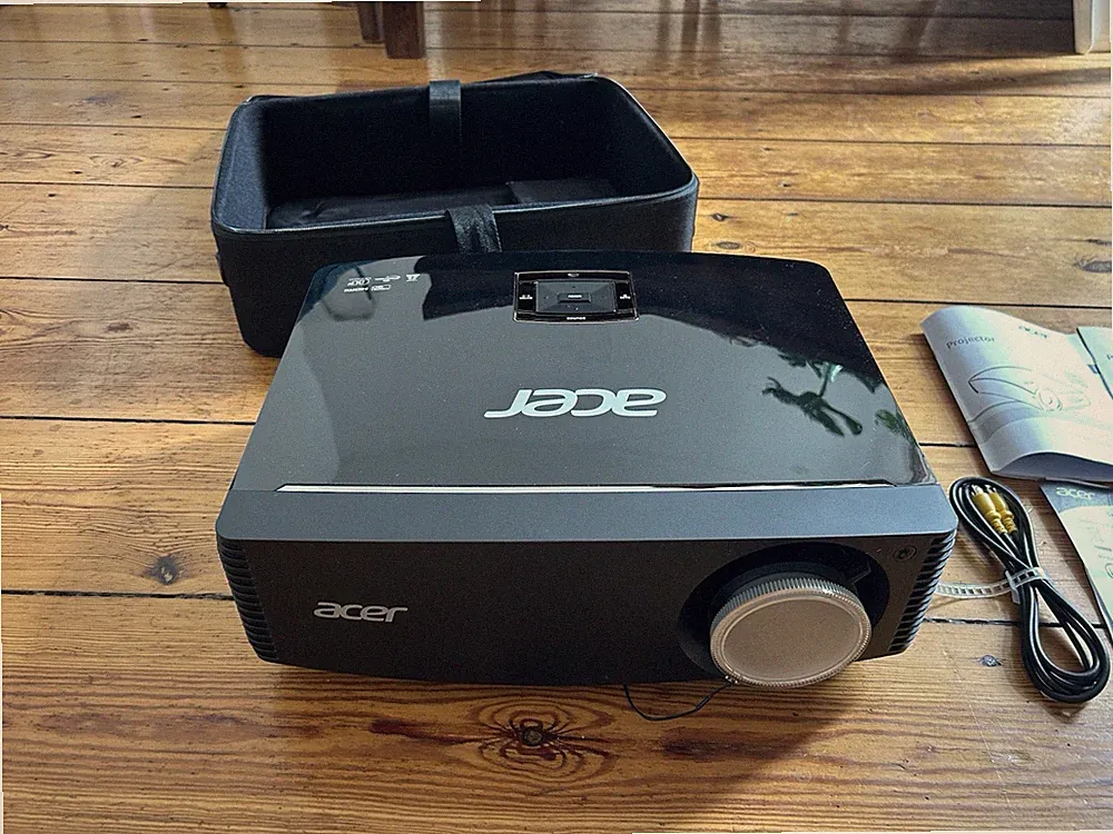 Acer P7305W DLP Beamer | NUR 67 Lampenstunden | 5000 ANSI | HDMI | Zubehör