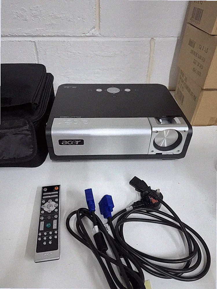 Acer PW730 1080i HDMI-Projektor - 3300 Lumen inkl. Fernbedienung und Tragetasche