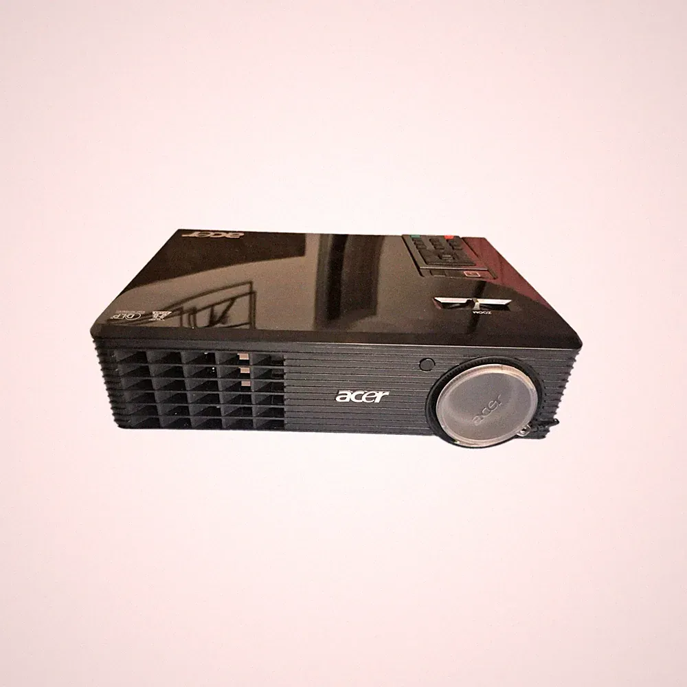 Acer X110 DLP Desktop-Beamer 800x600 2500 ANSI 2000:1 Tasche FB Kabel