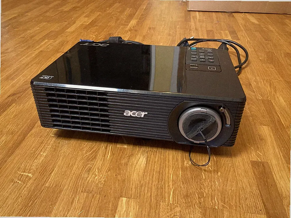 Acer X1260 DLP Beamer Projector, Lampe nur 77h, defekte Pixel, MPLL07892