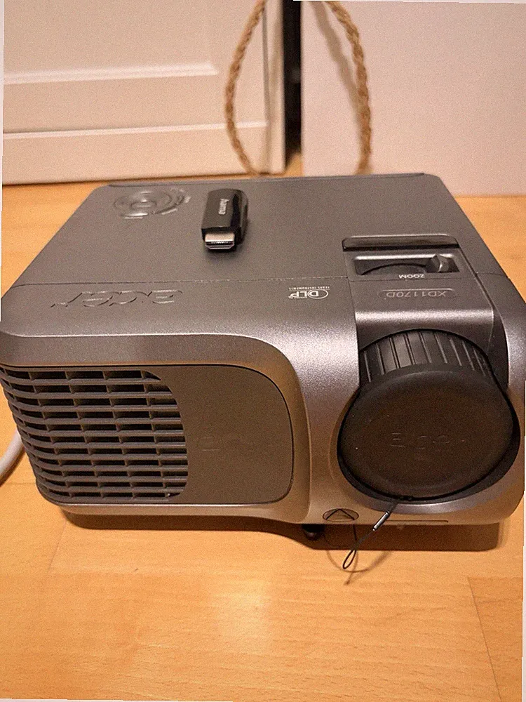 Acer XD1170D DLP Beamer / Projektor inkl. HDMI-VGA-Adapter