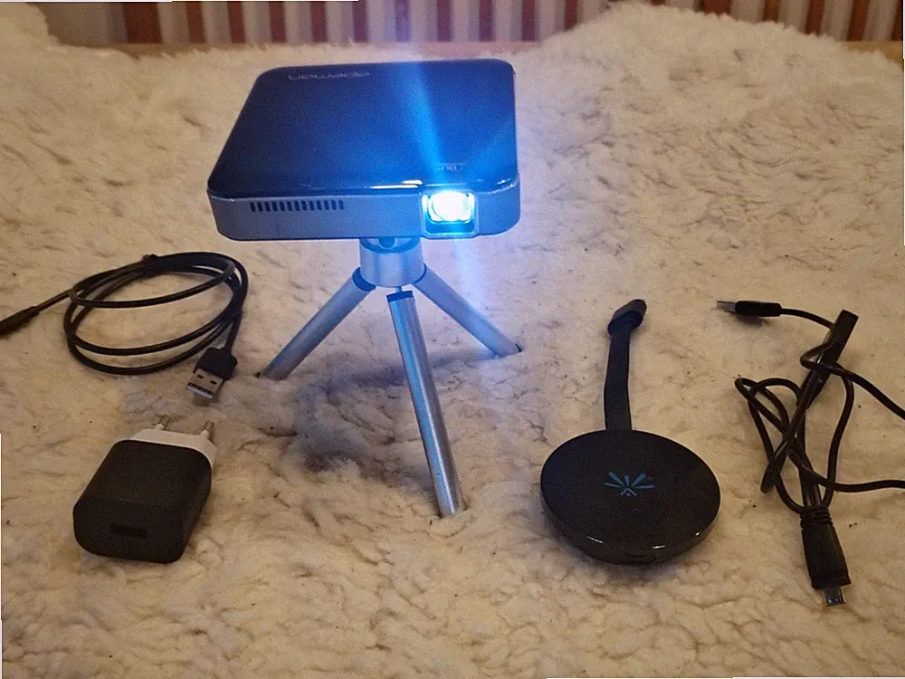 Apeman M4 DLP Mini Beamer Projektor Powerbank Chromecast Stativ etc. ANSEHEN!!