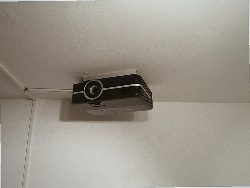 beamer 4k gebraucht von Optoma mit wehnige Betriebsstunden (Kontrast:450.000:1 )