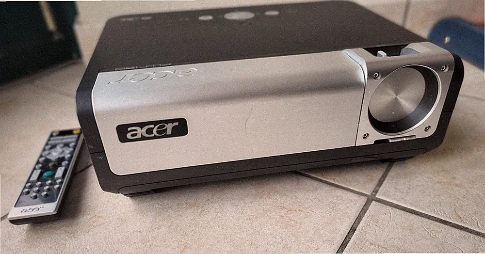 Beamer - Acer- PW730, silber-schwarz , gebraucht mit Fernbedienung