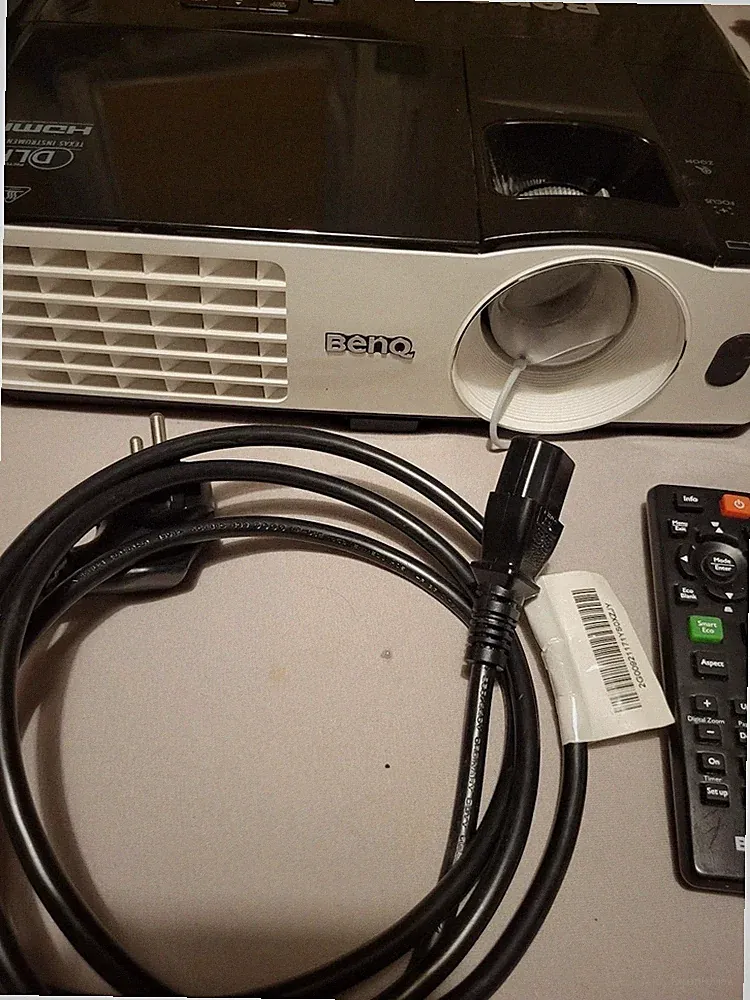 Beamer BenQ TH681 3D 1080p FullHD 3000 Ansi Lumen 13000:1 - Lampe neu