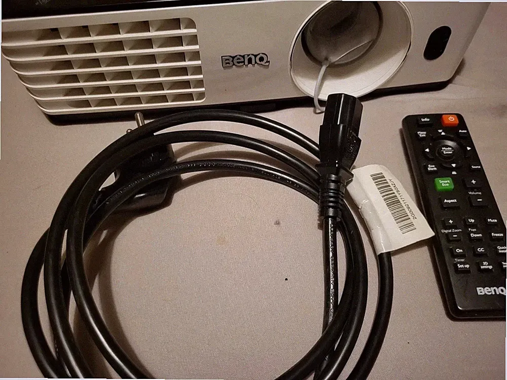 Beamer BenQ TH681 3D 1080p FullHD 3000 Ansi Lumen 13000:1 - Lampe neu