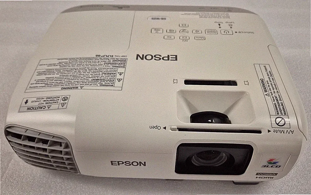 Beamer EPSON EB-W29 (3.000 Lumen) HD Ready - mit Fernbedienung, Kabel und Tasche
