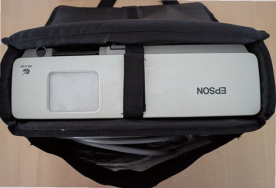 Beamer - Epson LCD Projektor EMP-83 mit Fernbedienung, Kabeln und Tasche