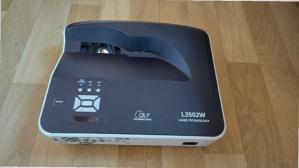 Beamer - Laser DLP L3502W von Texas Instruments inklusive E-Smart Leinwand