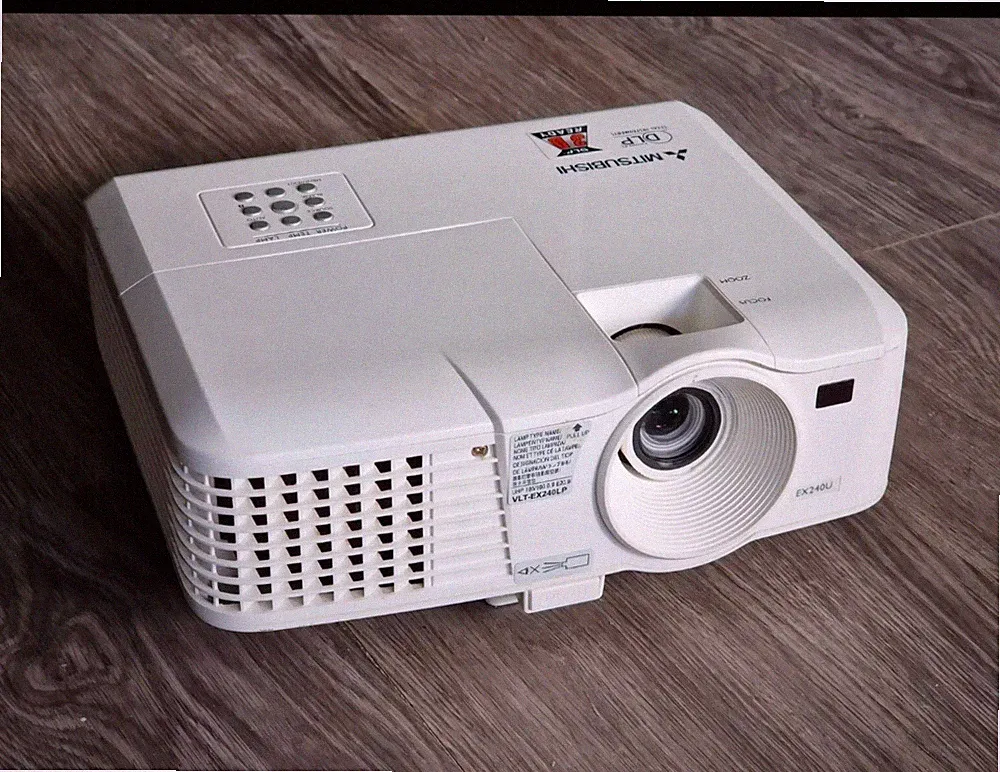 Beamer Mitsubishi EX240U HDMI 3D DLP 842 Std. gebraucht Grade-B funktioniert (Hinweise lesen)