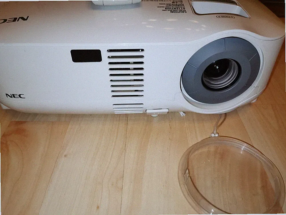 Beamer NEC Model VT48 inkl. VT80LP Beamerlampe Lampe u. Fernbedienung. Ansehen!