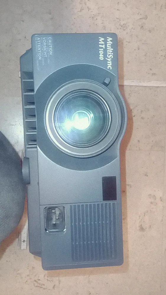 Beamer Projektor NEC MT1040G VGA/Svideo 1024x768px 1300ansiLumen gebraucht/unvol