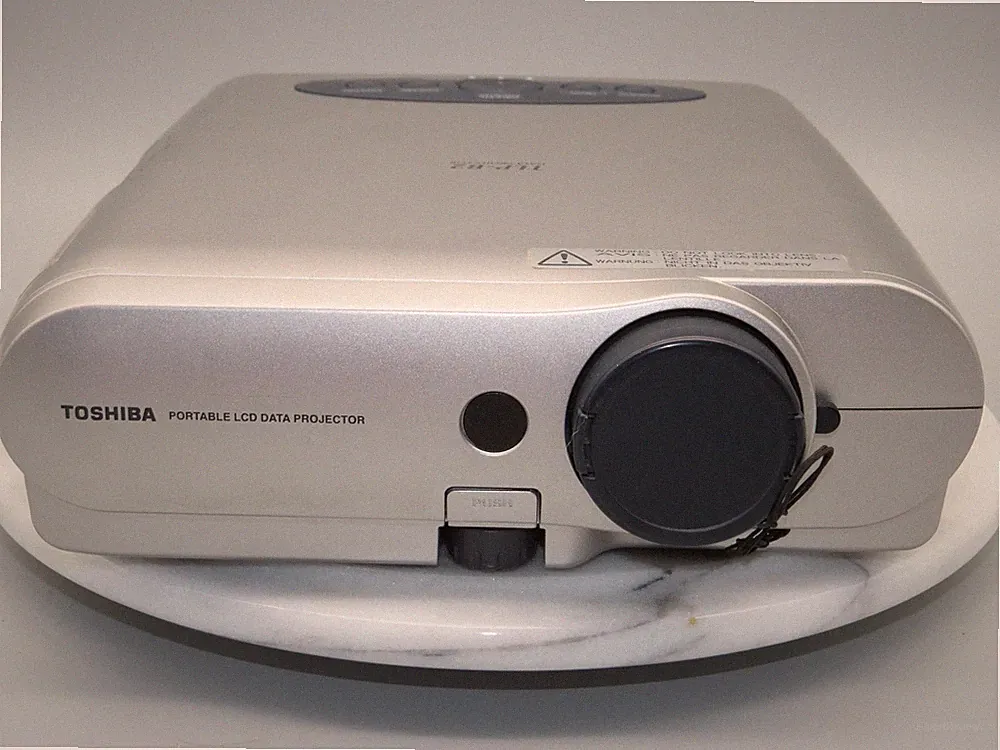 Beamer Toshiba TLP-B2 Heimkino Bürobeamer nur wenige Stunden genutzt