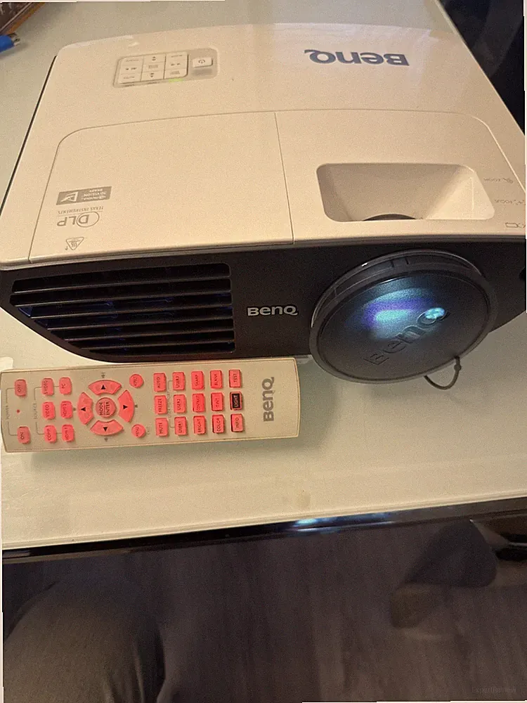 BenQ Beamer W700 mit Fernbedienung , 2 x HDMI, 3D fähig