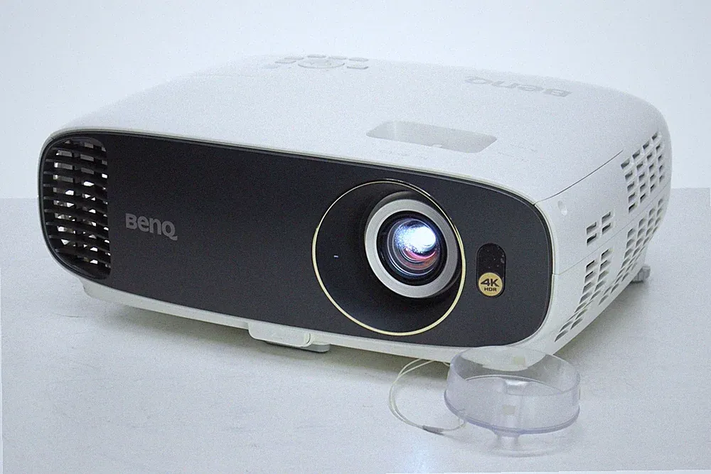 BenQ HT2550 4K DLP-Projektor mit Fernbedienung Kabel gebraucht Japan