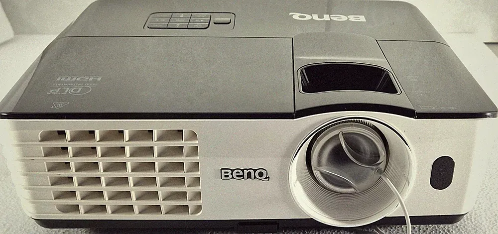 Benq MH680 DLP Beamer 3000 Lumen FullHD ohne Fernbedienung - 1271 Std. mit W-Lan