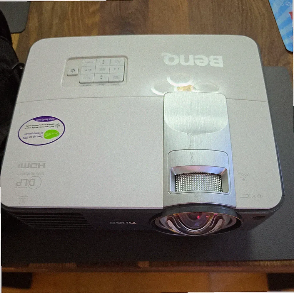 BenQ MW820ST Digitaler kurzdistanz Beamer, Glas ganz leichter Kratzer sonst gut