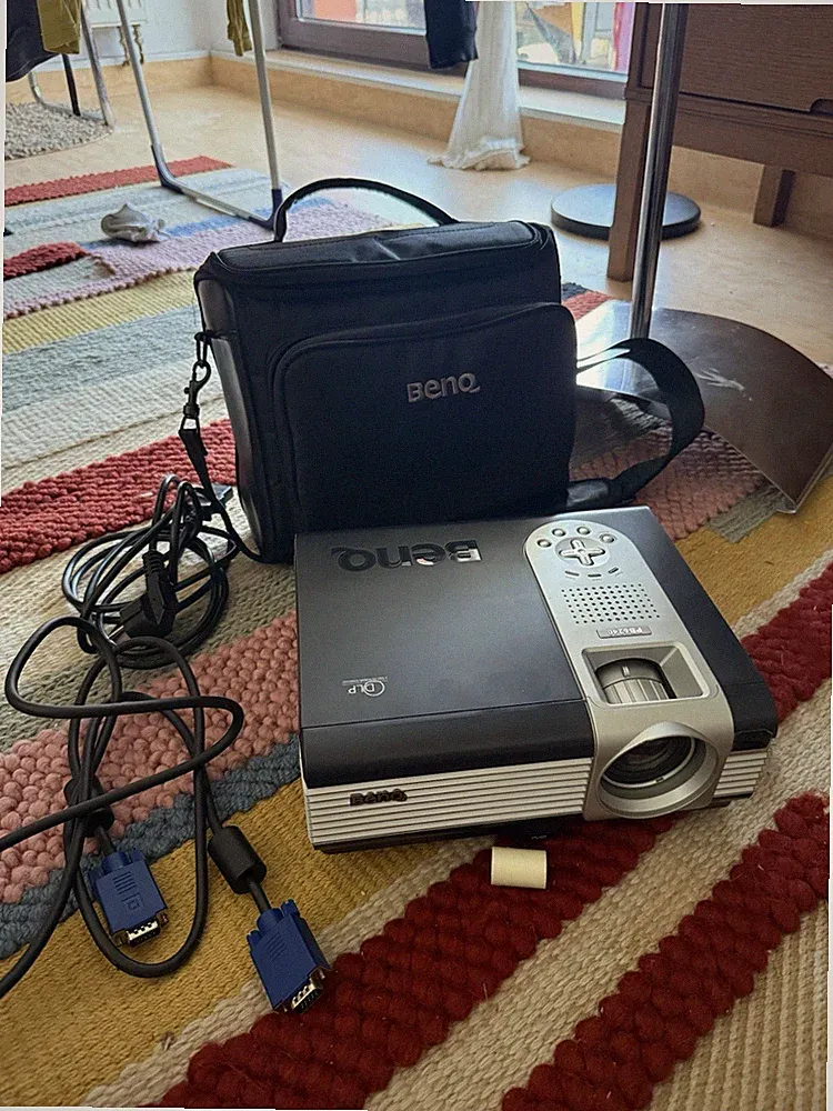 BenQ PB6240 DLP Desktop-Beamer tragbar, Lautsprecher, Tasche FB VGA, sw/si