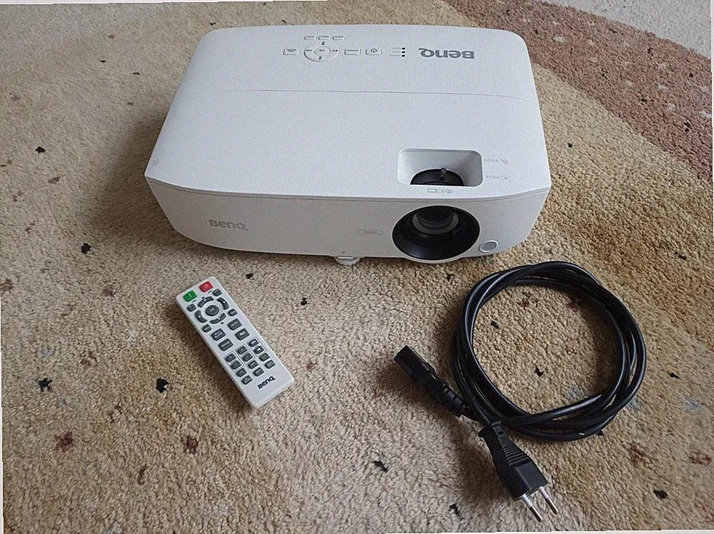 BenQ TH534 DLP-3D 3300 Lumen Ansi Beamer Projektor Heimkino Publicviewing WM
