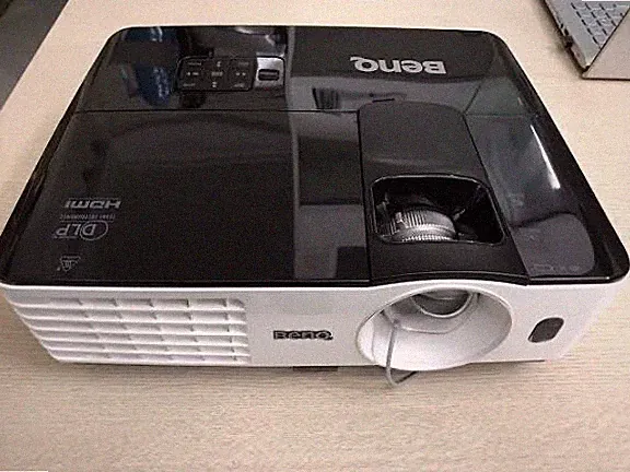 BenQ TH681 DLP Projektor mit usbc adapter und usb