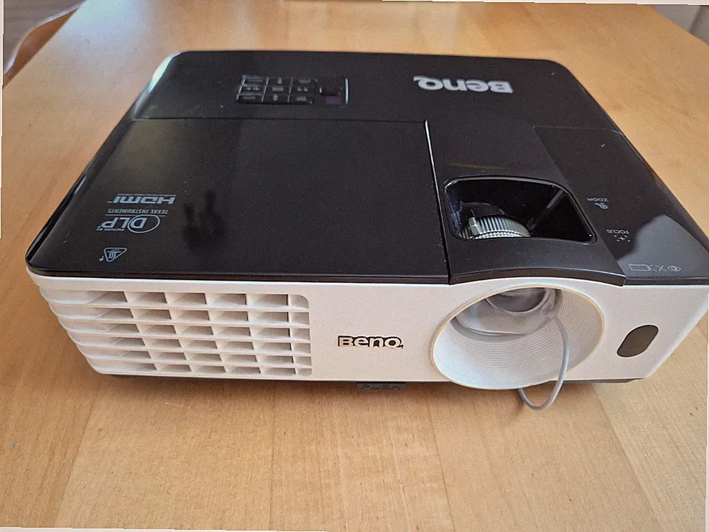 BenQ TH681 Full HD Beamer – defekt – Lampe verschlissen – inkl. Fernbedienung