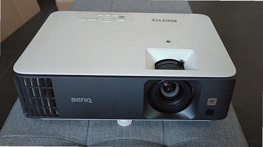 BenQ TK700 4K HDR Projektor wie Neu 3 Betriebsstunden