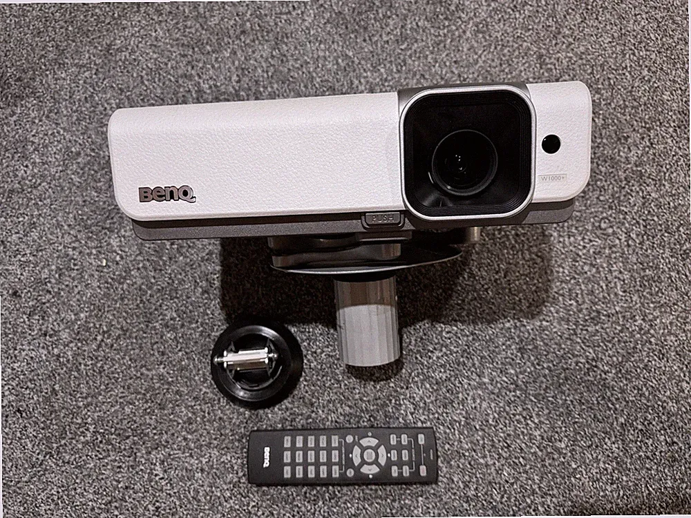 BenQ W1000 Beamer / DLP Projektor / Mit Deckenhalterung