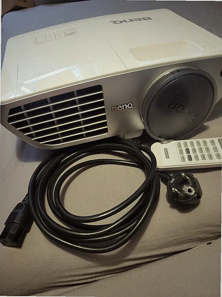 Benq W1060 3D BrilliantColor FullHD DLP Beamer - Lampe nagelneu