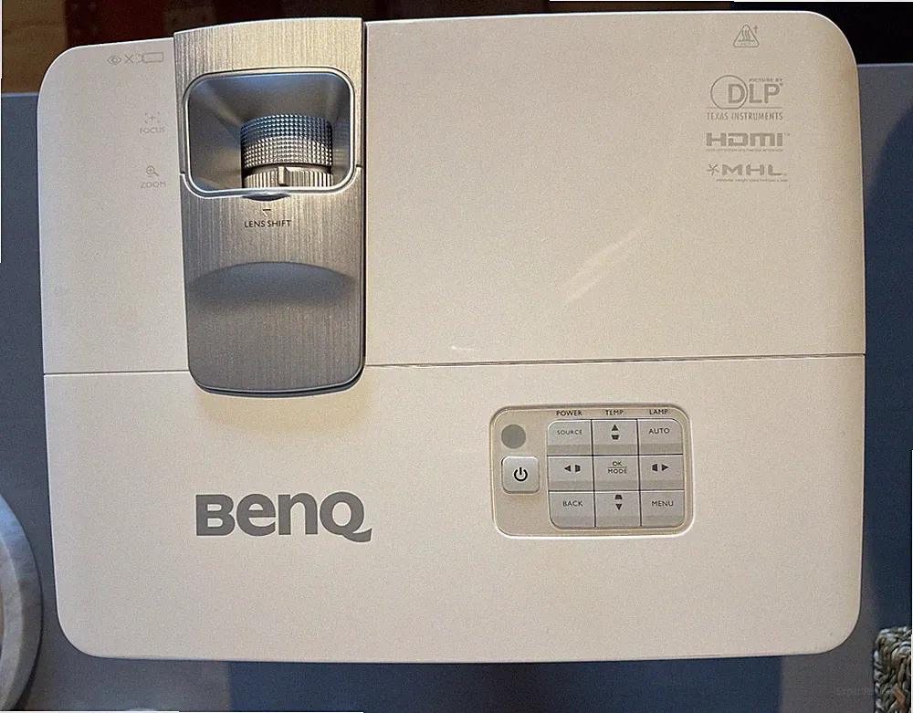 BenQ W1070+ Full HD 3D DLP Beamer 2200 ANSI | nur 968h | Vogel’s Deckenhalterung