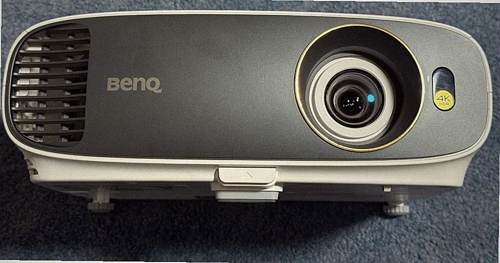 BenQ W1720 4K UHD DLP Heimkino Beamer – 1.376 Std. + Halterung + Tasche