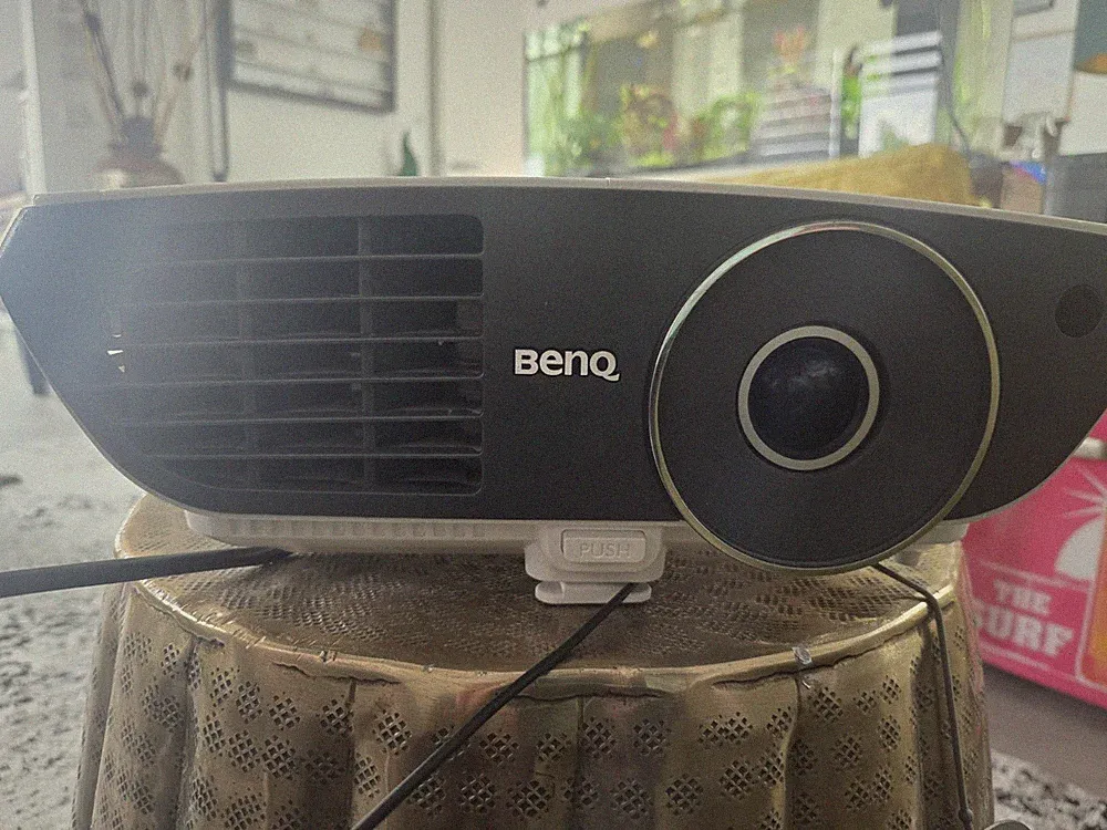 BenQ W700+ DLP-Beamer, 2300 ANSI-Lumen, 2x HDMI-Anschluss, 10.000 Kontrast 3D