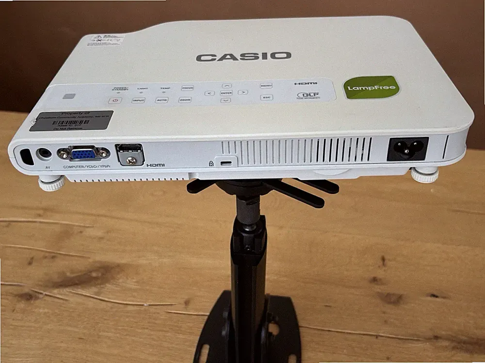 Casio XJ-A142 DLP-Projektor - HDMI 2500 Lumen mit Halterung Ständer