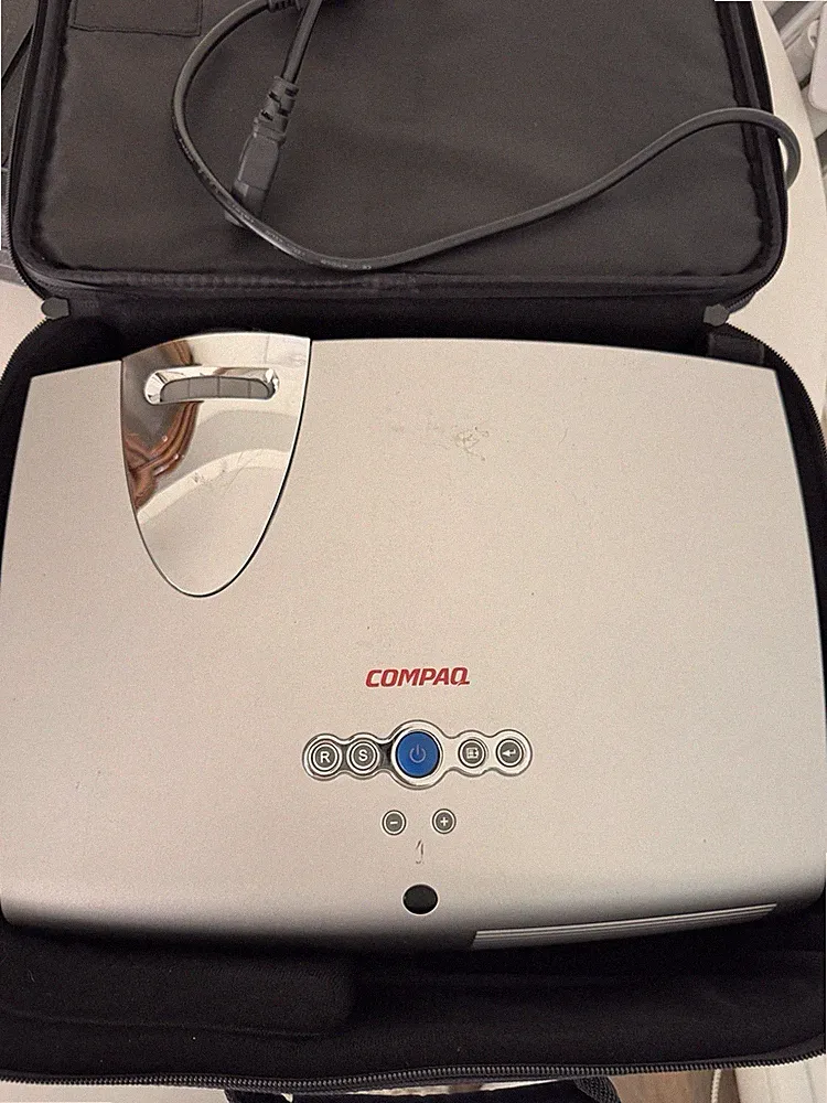 Compaq iPAQ MP1200 VGA LCD Projector With Carry Bag