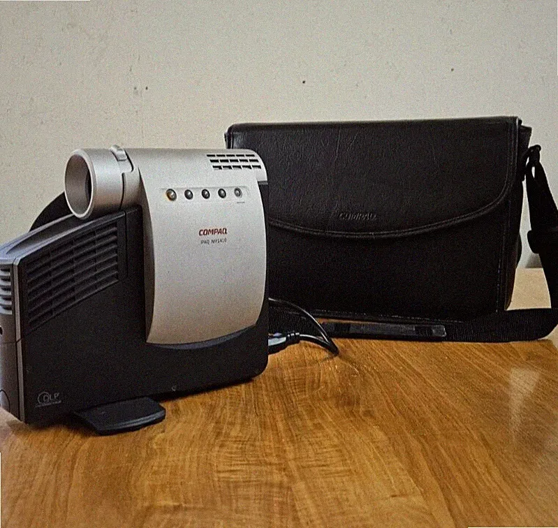 Compaq iPAQ MP1410 DLP-Projektor 800lm VGA-Eingang mit Ledertasche, sehr guter Zustand