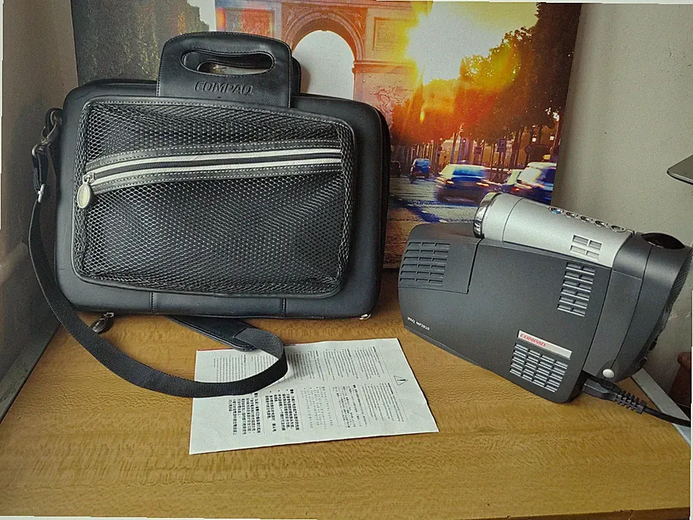 Compaq IPAQ MP2810 DVI VGA mikroportabler Projektor + Tasche & Kabel - grau silber