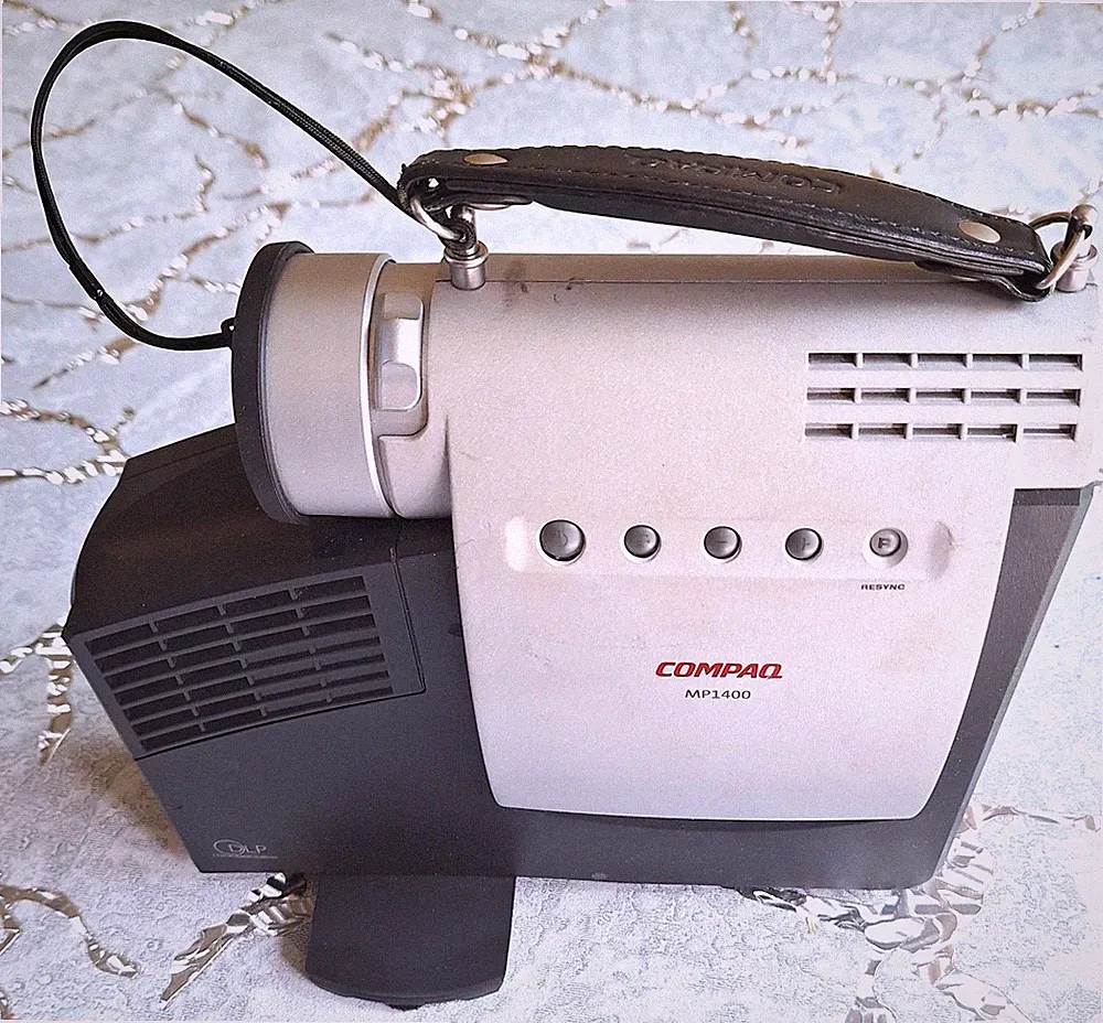 COMPAQ MP1400 Microportable PROJECTOR with User Guide, Cords, Carry Bag - TESTED