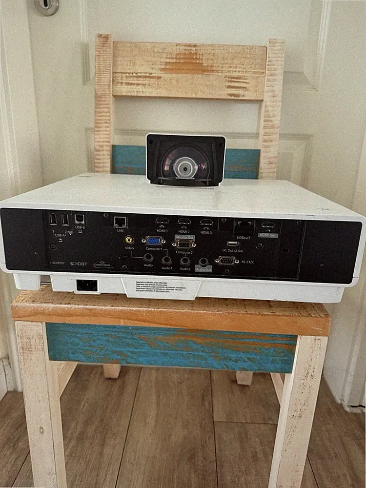 Epson Beamer EB-1485FI Ultrakurzdistanz-Projektor, Beamer