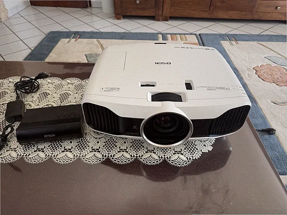 Epson Beamer EH-TW9200W Heimkino-Projektor + Wireless HD Transmitter – DEFEKT !!