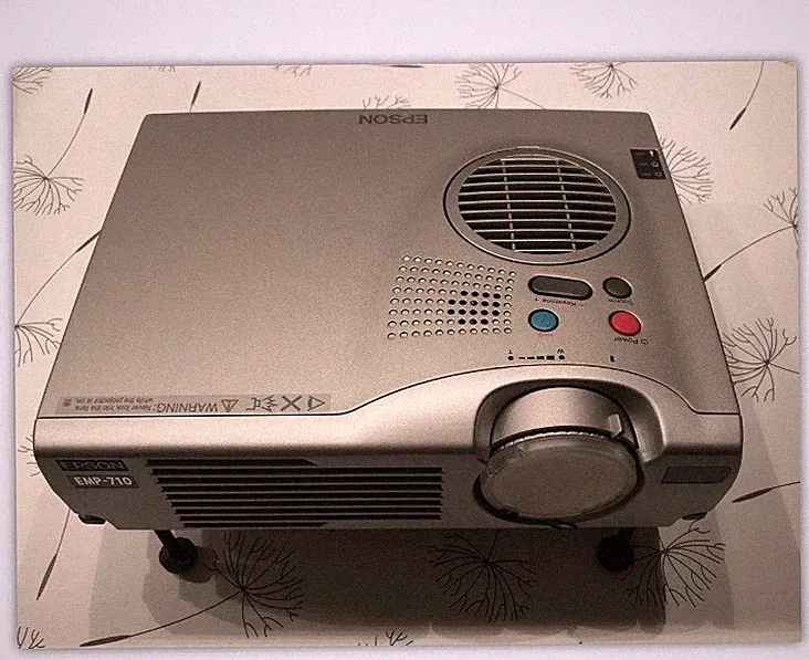 Epson Beamer EMP 710 Inkl. Fernbedienung + Schutztasche + div. Kabel + Anleitung
