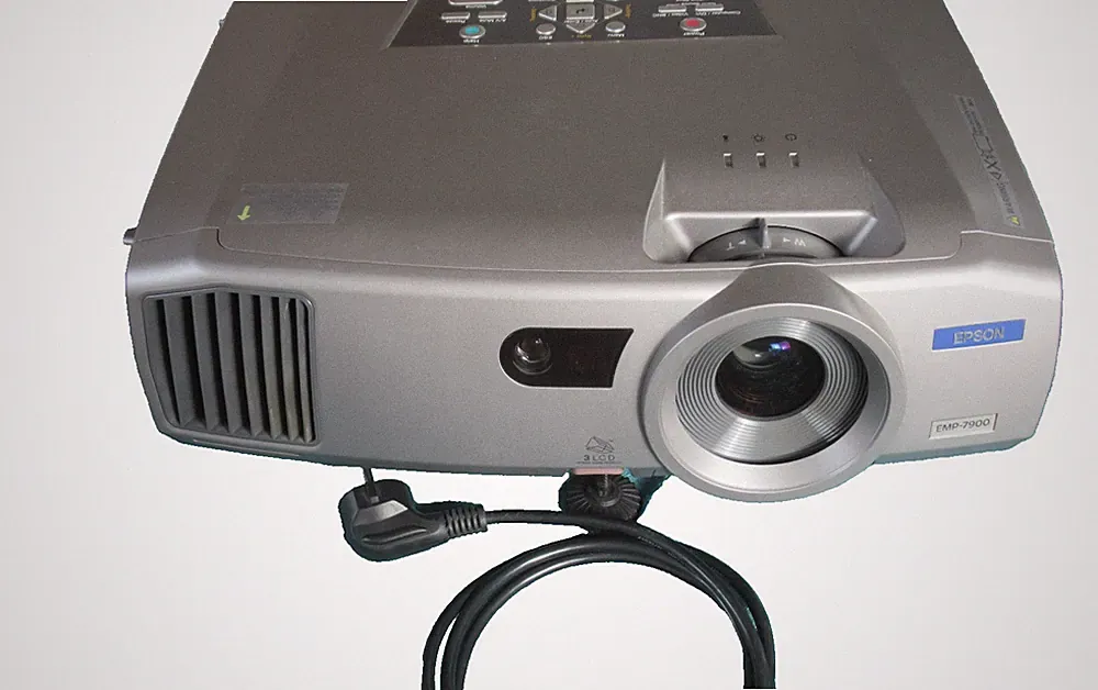 Epson Beamer EMP 7900 mit Netzkabel.