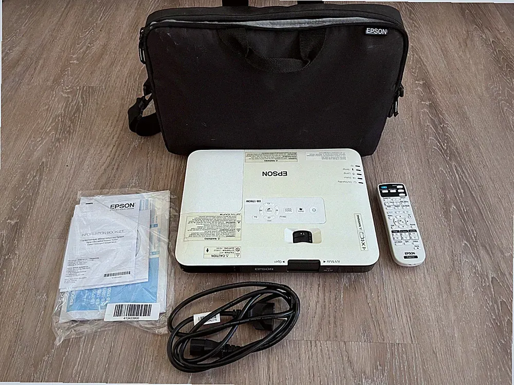 Epson EB-1780W LCD-Beamer | DEFEKT für Bastler | Inkl. Tasche, FB & Kabel