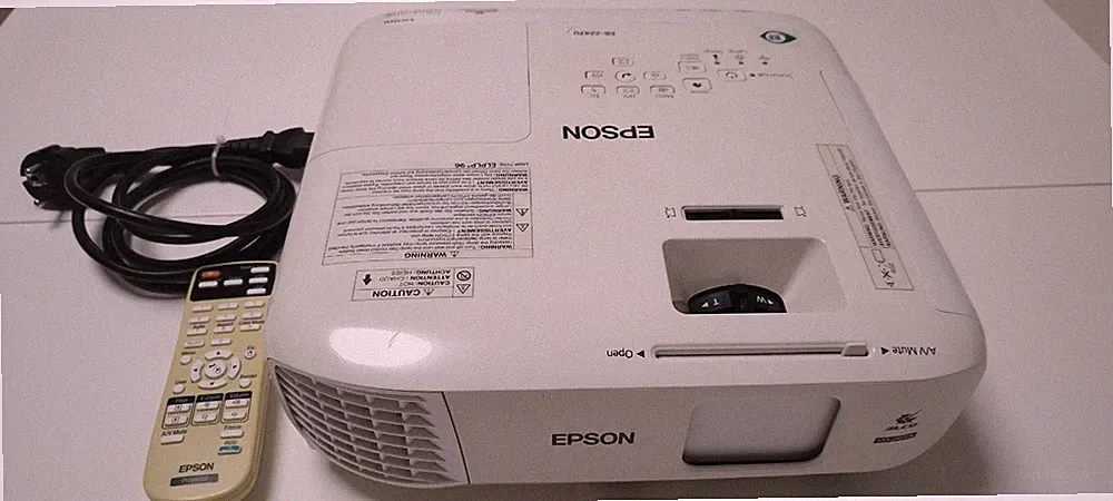 EPSON EB-2247U / FULL HD BEAMER / FERNBEDIENUNG /Sehr guter ZUSTAND